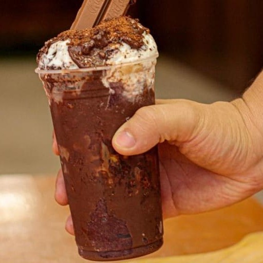 Açaí com um delicioso creme de Chocolate Bueno com pedaços. Aquele açaí para virar seu preferido.
