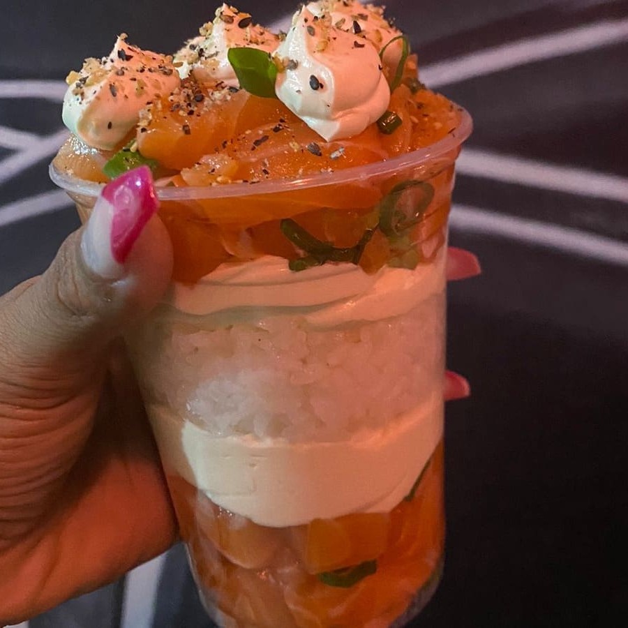 Com salmão, arroz, cream cheese e cebolinha