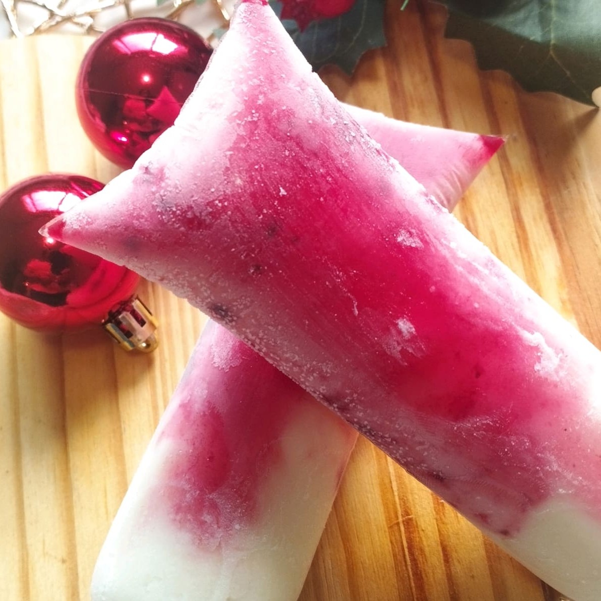 Este sorvete de creme é cremoso e suave, feito com ingredientes de alta qualidade para garantir uma textura aveludada e um sabor rico. Acompanhado de uma geléia artesanal de morango zero açúcar, adicionando um toque de frescor e acidez natural. A geléia, sem adição de açúcar, traz o doce natural da fruta, criando um contraste delicioso com o sabor suave do creme. Ideal para quem busca um sabor equilibrado e menos calórico, sem abrir mão do prazer de uma sobremesa refrescante e sofisticada.