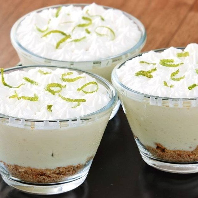 Nossa torta de limão combina uma base amanteigada crocante com um creme leve e cítrico, finalizada com raspas de limão frescas que trazem ainda mais sabor e elegância