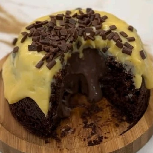 Bolo de massa fofinha e molhadinha de chocolate coberta com nosso recheio cremoso de chocolate 50% cacau e o nosso delicioso mousse de maracujá e finalizado com granulado de chocolate nobre.