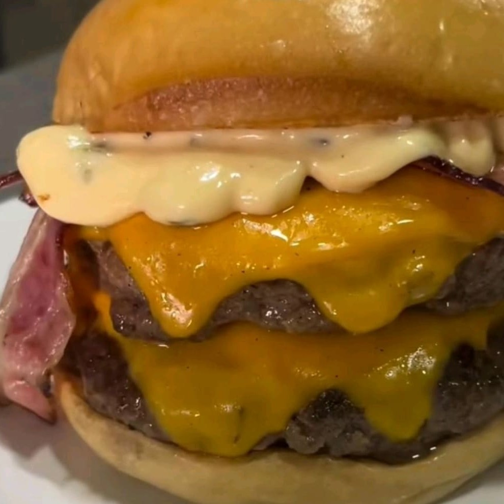 Pão artesanal, duas carnes de hambúrguer artesanal,dois queijo, Bacon e banana frita