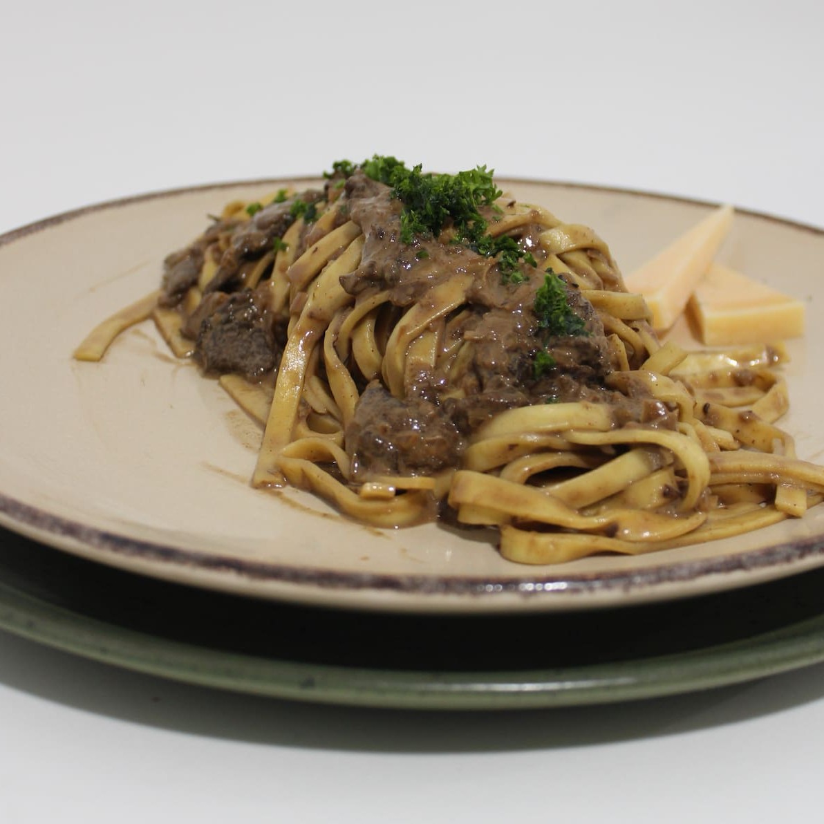 Molho cremoso e cheio de sabor, preparado com funghi secchi reidratado, refogado na manteiga, finalizado com creme de leite fresco e um toque de vinho tinto. Um molho sofisticado, de aroma marcante e textura aveludada, que transforma qualquer massa fresca ou grano duro, ( nhoque, talharim, tagliatelle, penne,  espaguete, ravioli, canelone ) em uma experiência única.