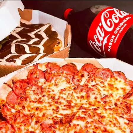 Viva a Experiência Completa Bruto's Pizza! Delicie-se em dobro com nossa incrível Pizza Gigante (40cm), generosamente recheada com seus sabores favoritos. Para adoçar, um irresistível Brotão Doce, e para refrescar, uma Coca-Cola 1,5l super gelada, Totalmente Grátis! A combinação perfeita de sabores salgados e doces para uma noite inesquecível e sem preocupações. Peça já e transforme seu momento!