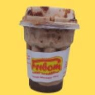 Sundae sabor chocolate, com cobertura de chocolate e amendoim granulado