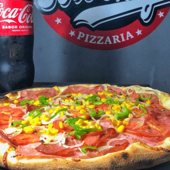 Deliciosa massa artesanal, molho artesanal, bastante queijo, presunto, calabresa, cebola, pimentão, milho e orégano mais uma Coca 2l para consumo imediato!!!