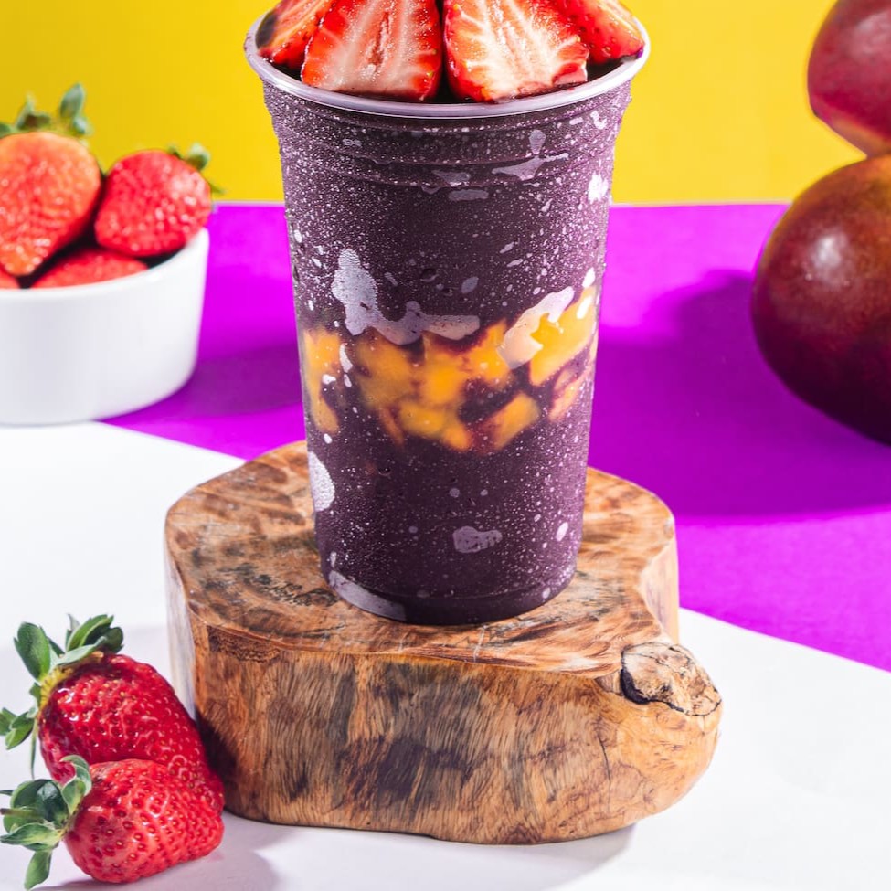 Saboreie nosso autêntico Açaí Tradicional, repleto de pedaços de frutas frescas, generosamente distribuídos no meio do copo e por cima. Este delicioso manjar é servido em um copo de 500ml, sem economia, garantindo uma experiência gastronômica inigualável. Preparado com uma receita única e inovadora, nosso açaí é cuidadosamente batido com Guaraná, proporcionando um sabor autêntico e surpreendente, que conquista todos os paladares. Além disso, oferecemos uma variedade de complementos gratuitos, para enriquecer ainda mais a sua experiência. Uma combinação saborosa e refrescante, que vai além do convencional. Experimente e surpreenda-se com nosso 'Copo 200ml Nutella', uma inovação na categoria 'Açaí Com Frutas (Pedaços)'!