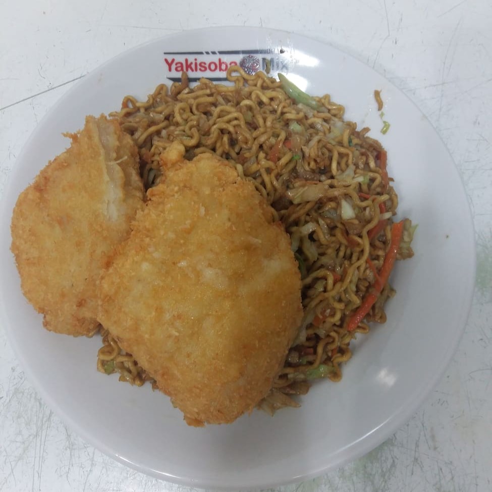 Repolho, cenoura, molho especial e filé de peixe