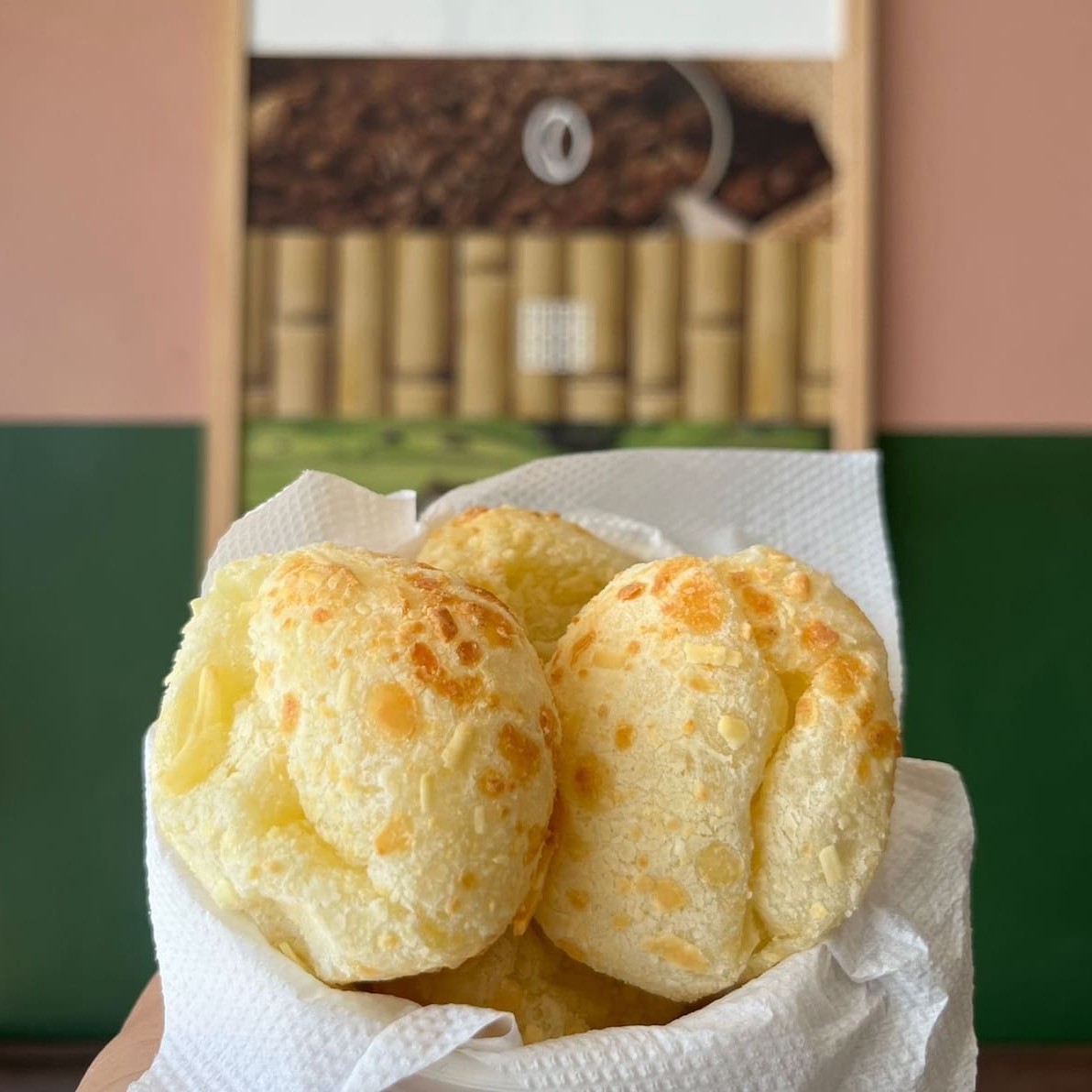 Leve uma porção de 4 unidades de Pão de queijo empanado com parmesão para seu café da manhã.