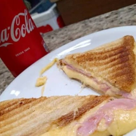 Misto mt saboroso + coca lata super gelada
