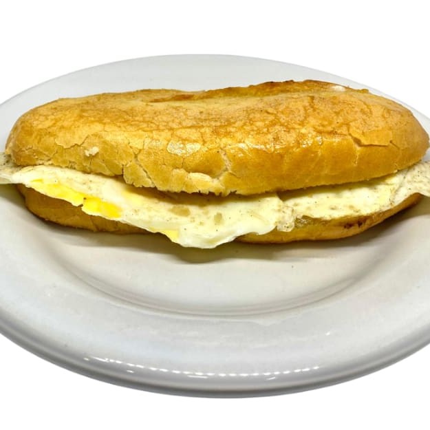 Pão com Ovo Clássico e delicioso! Pão francês fresquinho com ovo frito na chapa, temperado na medida certa. Simples, caseiro e perfeito para qualquer hora do Dia!