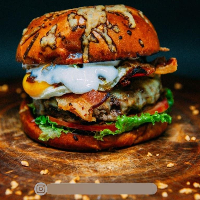 180g de blend de Costela, Queijo Derretido, Ovo Gema Mole, Bacon Crocante, Cebola Caramelizada e Maionese Caseira. Sensacional