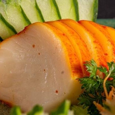 Fatias finas de haddock defumado, trazendo um sabor intenso e aroma levemente defumado que encanta o paladar. Esse sashimi oferece uma experiência diferenciada, perfeita para quem gosta de explorar novos sabores e texturas dentro da culinária japonesa. A combinação da defumação com a textura macia torna essa opção única, ideal para momentos em que se deseja uma iguaria especial e sofisticada.
