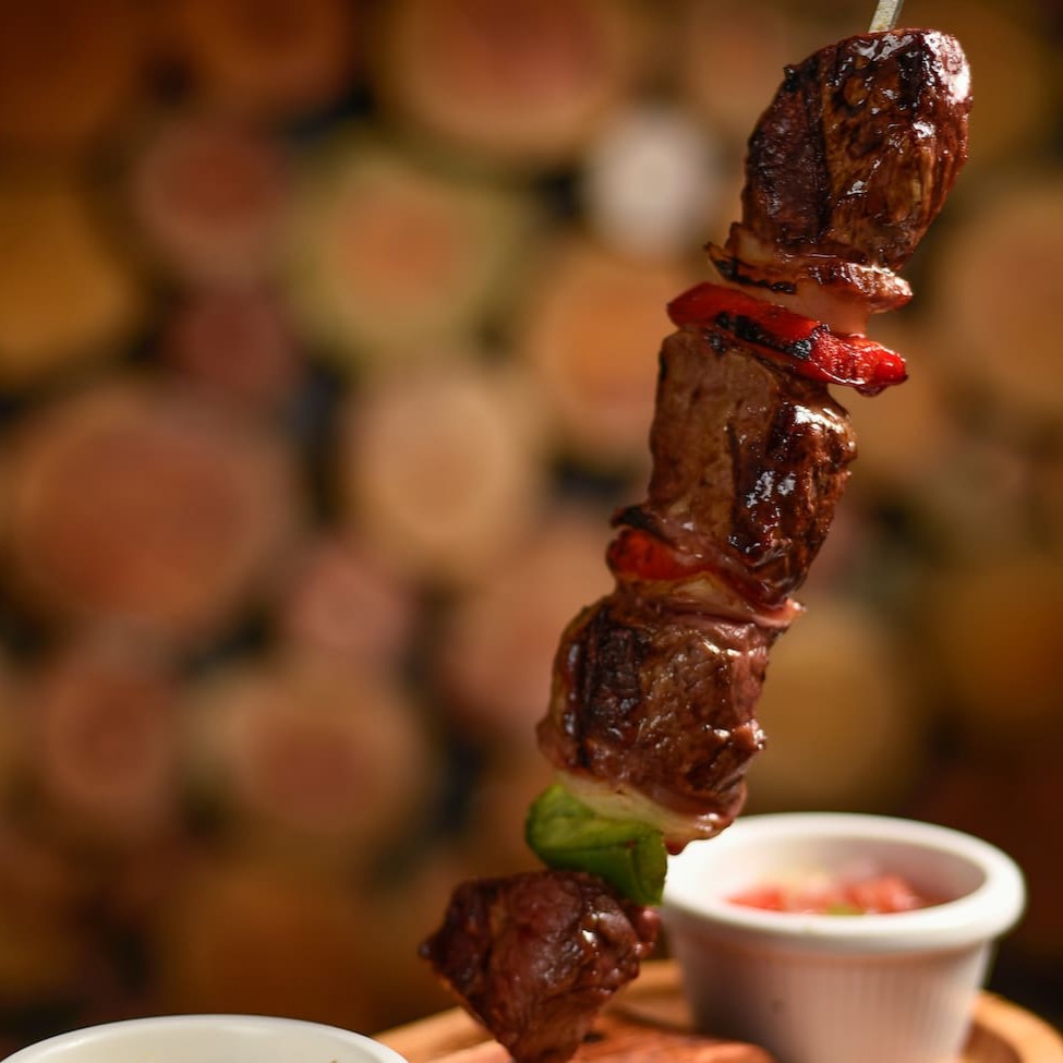 Acompanha molho á campanha e farofa de casa