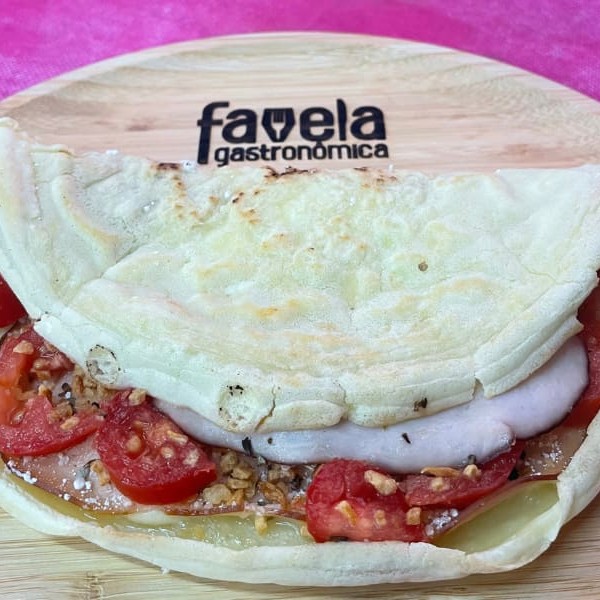 Desvende o sabor irresistível da nossa Crepioca de Peito de Peru, pertencente à categoria das apreciadas 'Tapiocas Fitness'. Este prato combina a leveza da crepioca com o sabor refinado do peito de peru, resultando em uma explosão de sabor. O prato é generosamente recheado e é servido com queijo, proporcionando um toque suave e cremoso. Adicionais podem ser incluídos conforme o seu paladar desejar. Lembramos que a foto é apenas ilustrativa, e a realidade é ainda mais apetitosa!