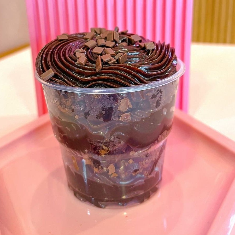 Brownie no pote, de 150ml composto por brigadeiro preto, brownie molhadinho e chocolatudo, finalizado com granule preto;