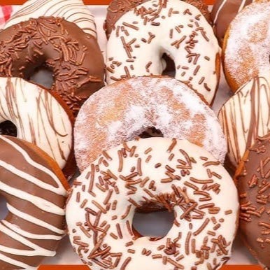 Uma massa fina com uma deliciosa cobertura de ganache ao leite e confeitos de granulado crocante. Serve 1 pessoa