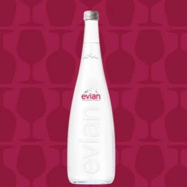 Experimente a pureza dos Alpes Franceses. Originária das alturas dos picos alpinos, cada gota dessa água começa como neve e chuva, percorrendo uma jornada única através das camadas de glaciais ricos em minerais por mais de 15 anos.  Protegida dentro do coração das montanhas, a água Evian emerge na pitoresca fonte em Evian-les-Bains, onde é engarrafada desde 1826. Intocada pelo homem e purificada pela natureza, essa água mineral traz consigo não apenas uma história de tradição, mas também uma qualidade incomparável.  Seja para refrescar o seu Dia a Dia ou para acompanhar momentos especiais, a Evian  é a escolha perfeita. Com sabor cristalino das montanhas, cada gole é uma experiência revigorante e revitalizante. Delicie-se com a sensação de frescor e pureza que só a água Evian pode proporcionar.