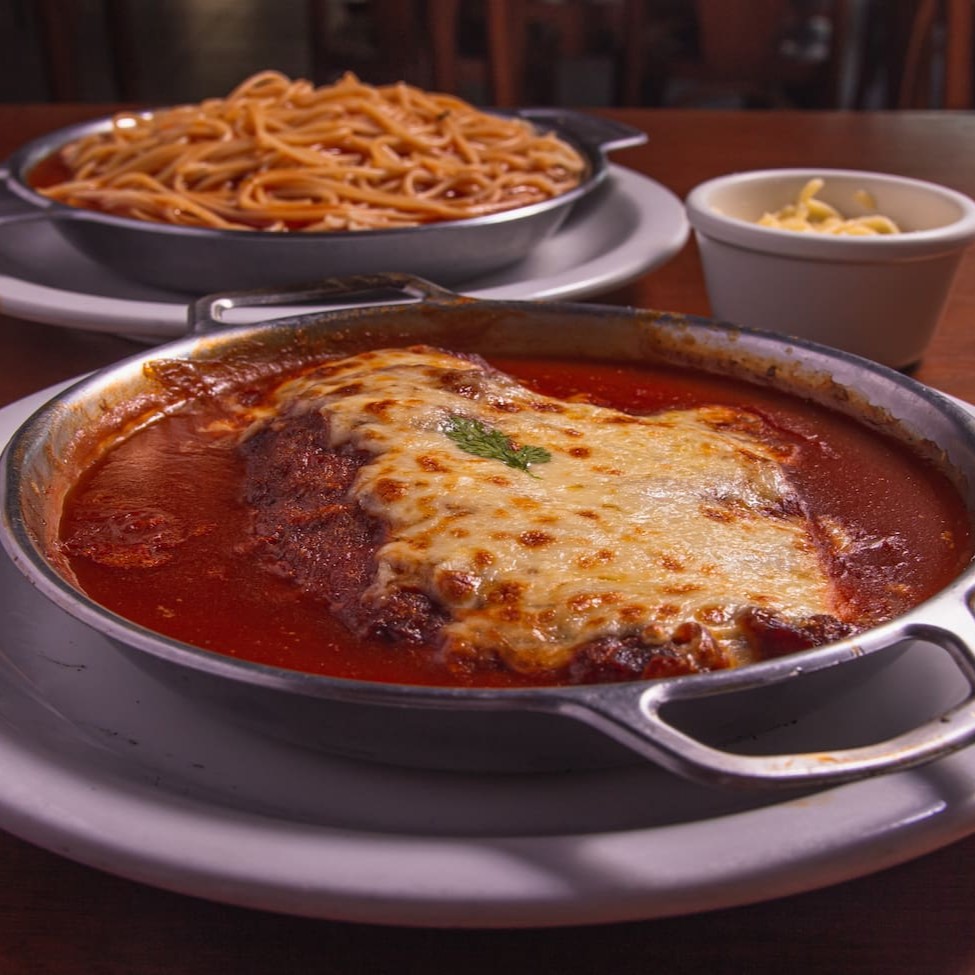 - filet mignon à milanesa, molho de tomate, gratinado com muçarela, acompanha espaguete ao molho de tomate