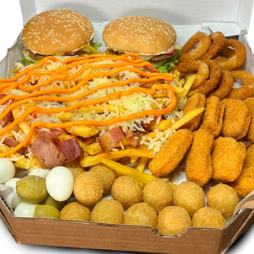 O 'Combo Casal' é a escolha perfeita para um jantar a dois. Apresenta dois suculentos hambúrgueres, meticulosamente montados com pão fresco, maionese cremosa, alface crocante, carne saborosa, queijo derretido, presunto fatiado e ovo perfeitamente frito. Acompanha 400g de batatas fritas, generosamente cobertas com calabresa picante, bacon crocante, cheddar derretido e pitadas de orégano. Para complementar, temos 10 anéis de cebola dourados, 10 nuggets crocantes e 10 salgadinhos sortidos. Finalizamos com ovos de codorna e azeitonas para um toque gourmet. Um deleite para compartilhar!