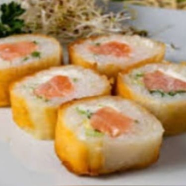 Arroz, salmão, cream cheese e cebolinha na massa de rolinho primavera