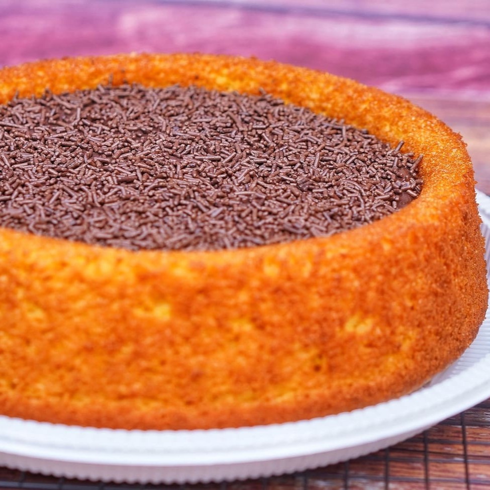 Apresentamos o irresistível Bolo Piscina de Cenoura com Cobertura de Brigadeiro Cremoso. Uma combinação perfeita de sabor e textura, este delicioso bolo, com aproximadamente 25cm e pesando 1,2kg, promete encantar seu paladar. Sua cobertura de brigadeiro, notavelmente cremosa e generosa, é o complemento perfeito para a massa de cenoura suave e úmida. Este prato versátil, que permite a adição de um