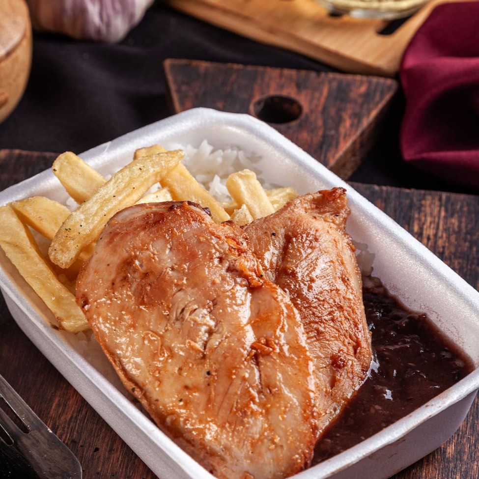 Na vida a gente só tem uma certeza: frango grelhado é sempre uma boa pedida. Filé de frango 80g e servidos junto com arroz, feijão, 1 acompanhamentos a escolher.