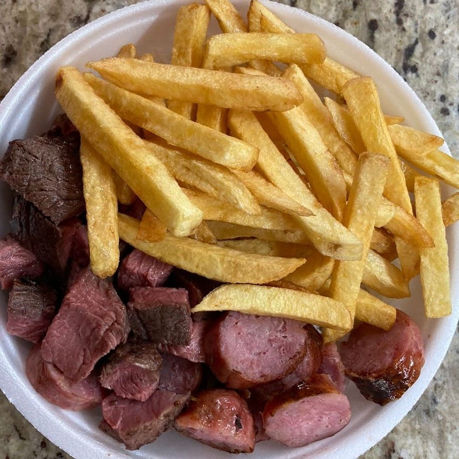 Delicie-se com o nosso 'Churrasco com Carne e Linguiça', uma especialidade da categoria 'Pratos'. Este prato traz uma combinação perfeita de arroz soltinho, feijão caseiro cozido à perfeição, batatas fritas crocantes e douradas, acompanhadas de um molho caseiro encorpado e saboroso. Para completar, uma farofa crocante e bem temperada, conferindo uma textura única ao prato. Uma experiência culinária incrivelmente saborosa e aconchegante, ideal para os amantes de um bom churrasco.