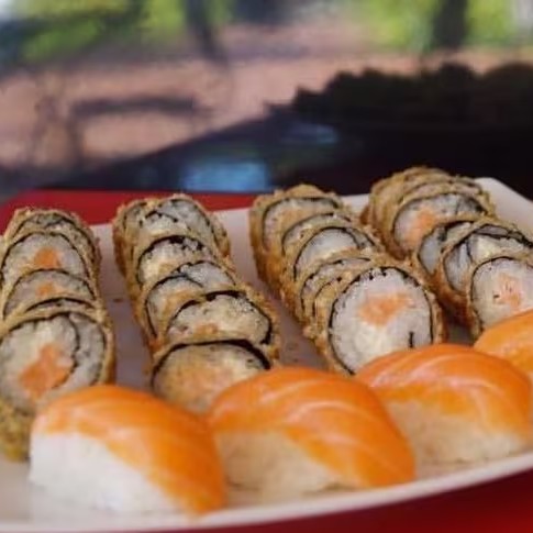 24 Hot crocante de salmão, 4 Sushi salmão e 1 guaranazinho pet.