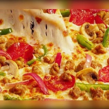 Apresentamos a 'Pizza Brooklyn Gigante mais Guaraná Antarctica 2l', uma oferta exclusiva para o Especial Dia dos Namorados. Esta deliciosa pizza, com sua massa artesanal, é generosamente coberta com queijo derretido, fatias de presunto saboroso, calabresa defumada, cebola crocante, pimentão fresco, grãos de milho doces e uma pitada de orégano para realçar os sabores. Acompanha uma refrescante Coca-Cola de 2 litros, perfeita para consumo imediato. Uma experiência gastronômica para dividir a dois, tornando a sua celebração ainda mais especial.