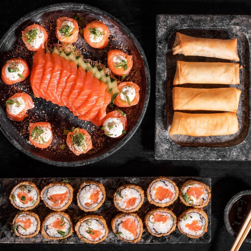 2 harumakis camarão + 10 joe + 10 sashimis + 10 hot + 2 harumakis chocolate .