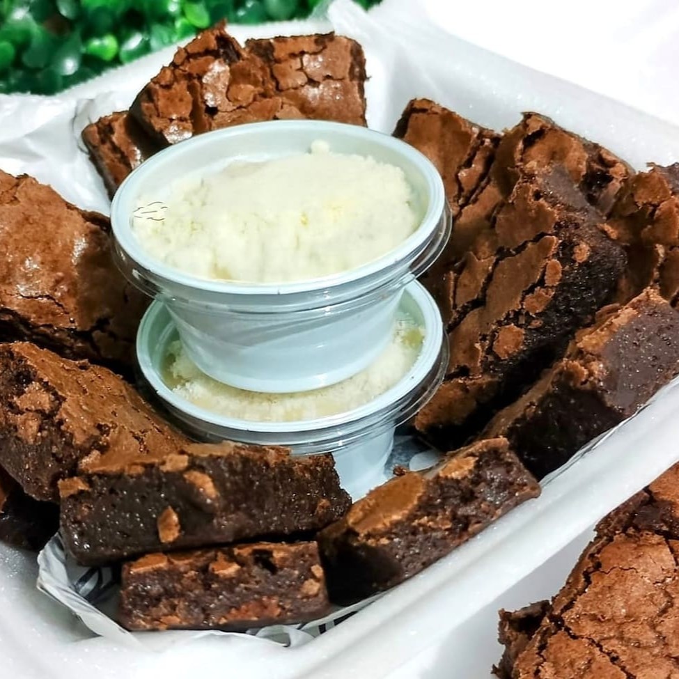 Maravilhoso combo composto por 16 palitinhos de brownie bem úmido e chocolatudo com 15gr cada + 1 potinho de brigadeiro de Ninho 30ml + 1 potinho de doce de leite 30ml.  ------ tags ----- Entrega rápida , grátis , 0,99 , 0800 , desconto , promoção , cupom , barato , oferta , menor preço , frete grátis , presente , surpresa , gostoso , preço baixo , combo , festa , aniversario , parabéns , vela , família , confeitaria , doceria , doces , bolos , Dia dos Pais , Dia das Crianças , brigadeiro , docinhos , coco , bolo de pote , chocolate , morango , sobremesa , Nutella , copo da felicidade , pizza doce , brownie , gourmet , bombom , piscina , piscininha , ganache , caseiro , vovo , vovó , bento cake , vulcão , red velvet , trufas , banoffe , pudim , doce de leite , pão de mel , recheado , Oreo , kitkat , ferrero rocher , cheesecake , tartelete , Ninho , nozes , cupcake , trufado , cone , Belga , mousse , bolo gelado , afogadinho , brigadeirão , mini , uva , dois amores , caseirinho , Kinder