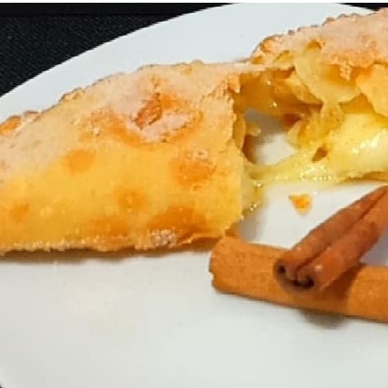 Pastel de massa artesanal de 15 cm, recheado e molho caseiro com temperos naturais.