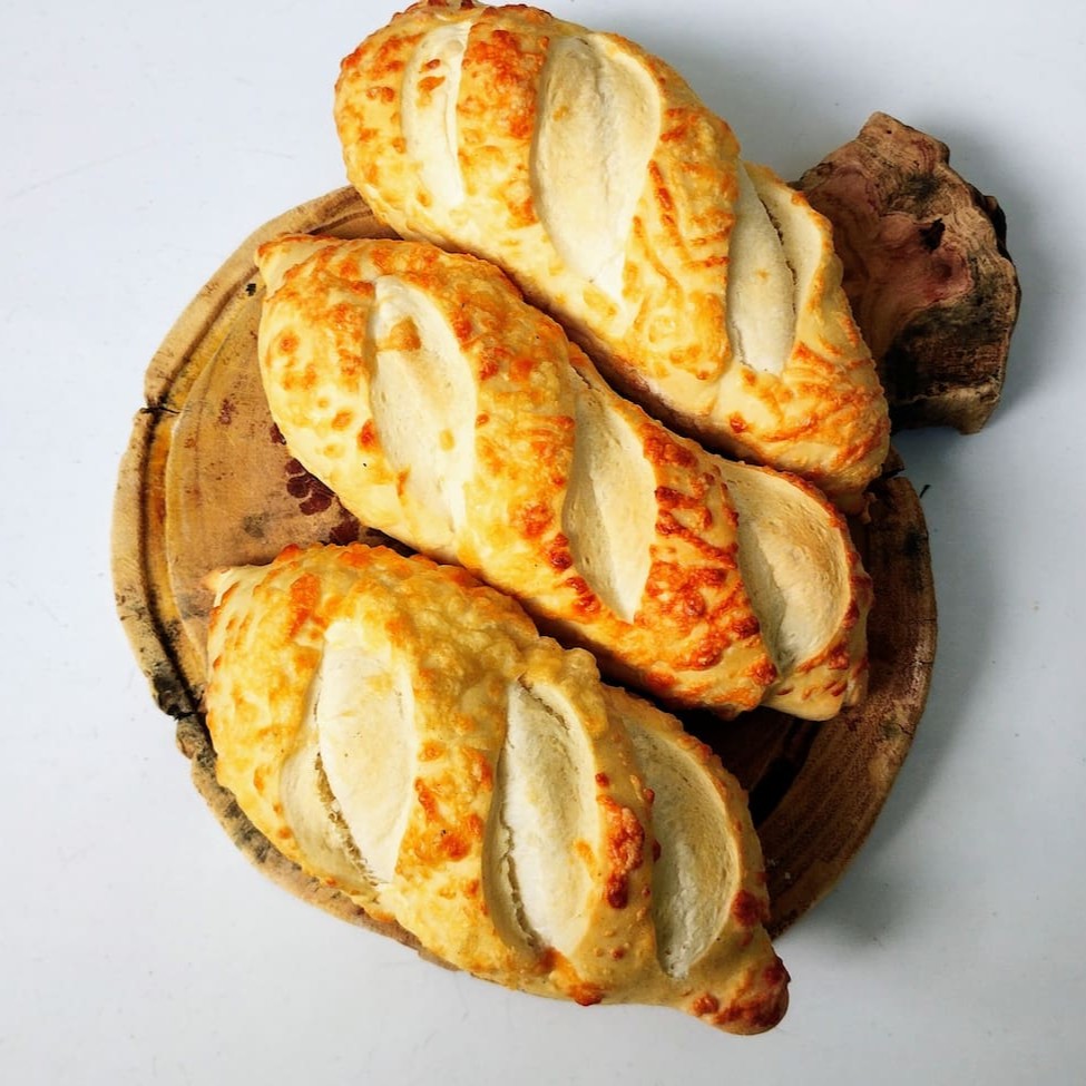 Sofisticada e deliciosa, a Mini Baguete Parmesão é um exemplo de requinte em nossa categoria de Pães de Fermentação Natural e Longa. Ela é cuidadosamente preparada através de um processo de fermentação lenta e meticulosa, que lhe confere uma textura única e um sabor inconfundível. O toque de parmesão na cobertura eleva a experiência gastronômica, acrescentando uma camada de sabor que agradará até os paladares mais exigentes. Esta mini baguete é perfeita para acompanhar suas refeições, servir como aperitivo ou mesmo saborear pura. Uma verdadeira obra de arte da panificação!