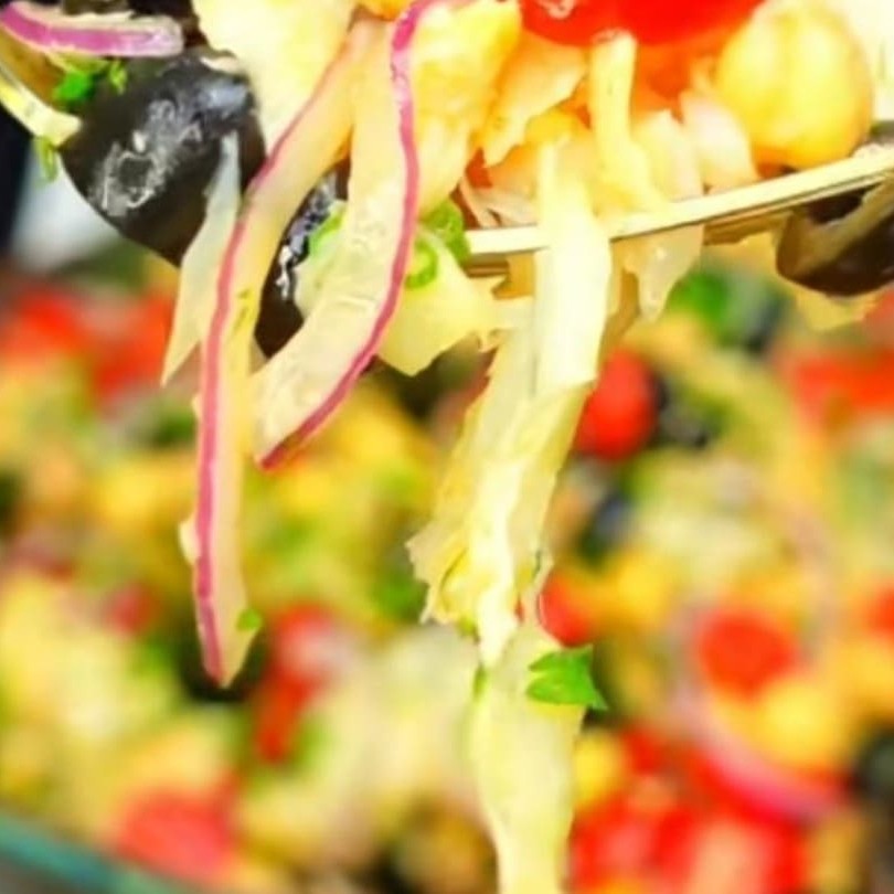 Bacalhau , batata ,cenoura ,cebola ,azeitona, cheiro verde ,ovo