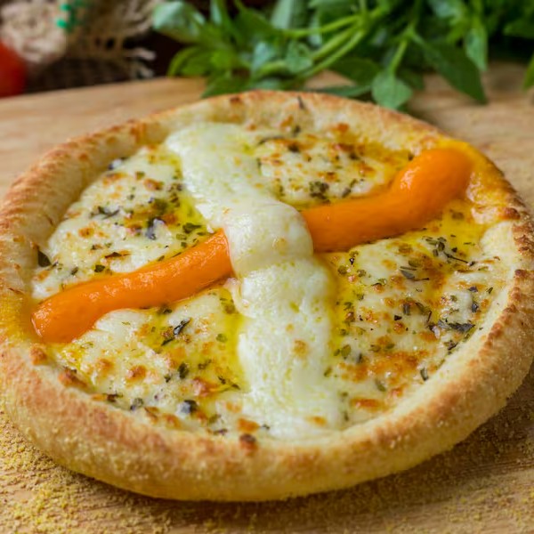 Mussarela, cheddar, Catupiry e orégano.