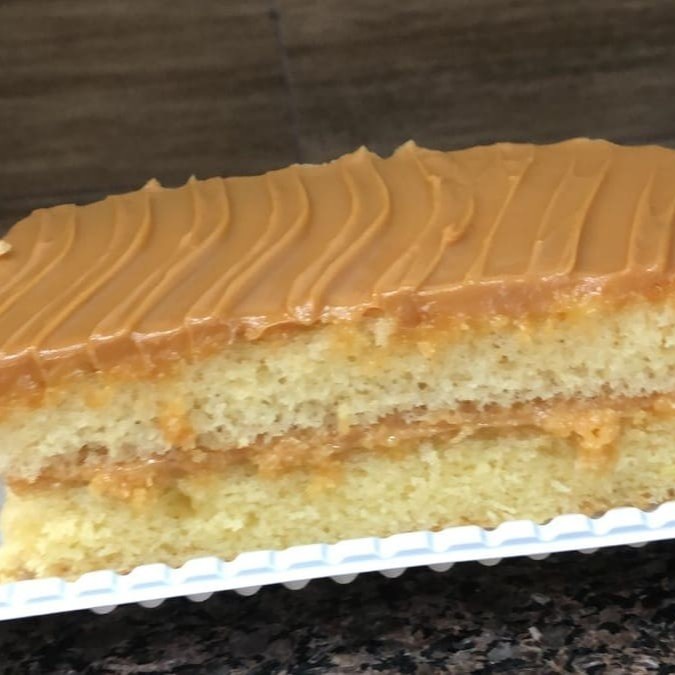 Nosso Famoso Bolo de Corte  Feito especialmente para você, o nosso delicioso Bolo de Corte. Com uma cobertura irresistível! Escolha entre nossos sabores disponíveis:  Doce de Leite: Uma cobertura cremosa e doce que derrete na boca. Chocolate com Cenoura: A combinação clássica de cenoura com uma cobertura de chocolate que é simplesmente divina. Experimente e se delicie com cada pedaço!