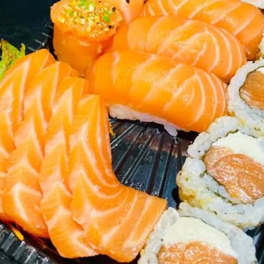 9 sashimis de salmão  3 niguiris de salmão  5 uramaki de salmão com creame chessee