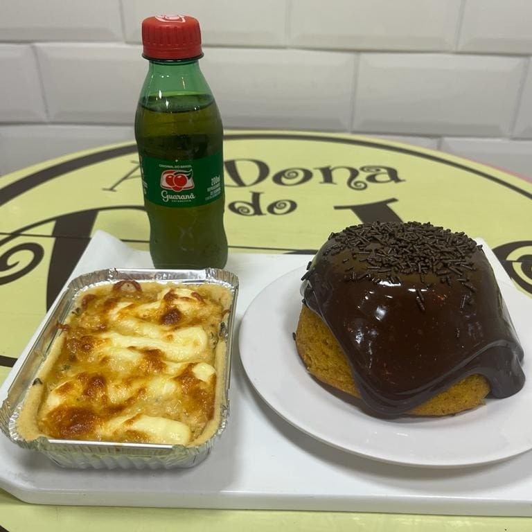 1 mini vulcãozinho ( 300gr ) + 1 empadão de frango cremoso com requeijão gratinado com mussarela (220gr )+ 1 refrigerante caçulinha Guaraná antártica ( 200 ml )