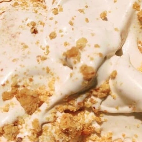 Sorvete artesanal de paçoca feito com creme de amendoim mesclado com maravilhosos pedaços de paçoca.