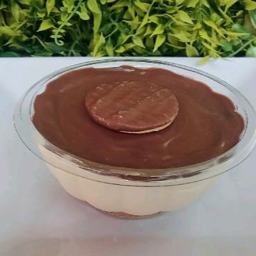 Deguste nossa deliciosa e sedutora Torta Holandesa. Ela se destaca por seu creme branco, extremamente cremoso e suave, que se harmoniza perfeitamente com a base do prato, uma irresistível farofa de biscoito delicadamente amanteigada. A cobertura é um esplêndido ganache de chocolate, complementado por biscoitos Calipso, que adicionam uma textura crocante, tornando a experiência ainda mais prazerosa. Este prato, servido em um pote de 250ml, é parte de nossas ofertas especiais. Uma escolha perfeita para quem aprecia a combinação clássica de chocolate e creme.