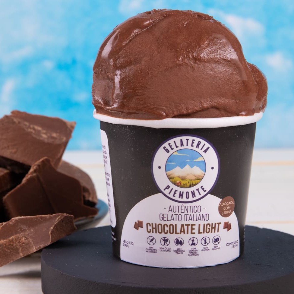 Nosso sorvete italiano de Chocolate Light é feito com cacau puro, super cremoso e adoçado com Stevia. Sem conservantes, corantes, óleo de palma e 0% gordura trans.