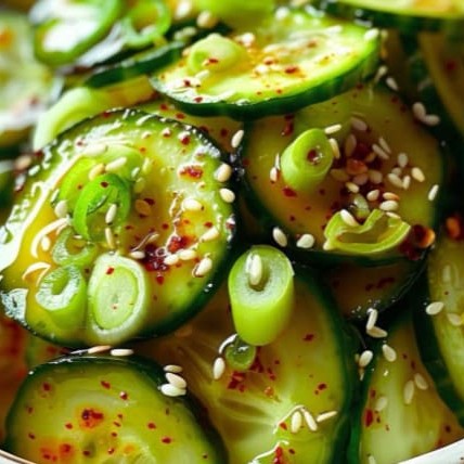 "Saladinha de pepino , kani, gergelim e gengibre opcional.  ""Sunomono tradicional, preparado com fatias finas de pepino japonês marinadas em um delicado molho agridoce à base de vinagre de arroz. Refrescante, leve e equilibrado, é a entrada perfeita para abrir o apetite e harmonizar com pratos da culinária japonesa, trazendo frescor e suavidade a cada garfada."""