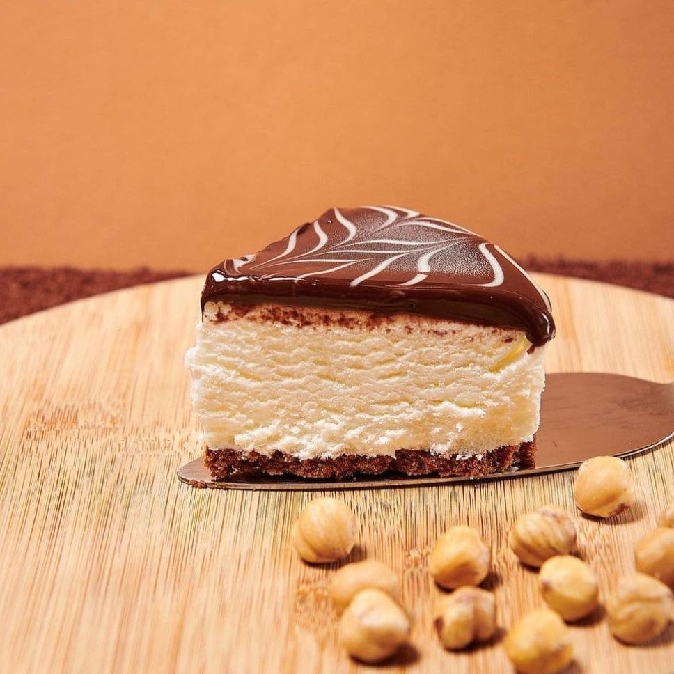 Nossa deliciosa torta de Cremino com sorvete italiano de Fior di Latte, creme de avelã e chocolate, base de biscoito amantegado crocante. Zero Açucar.