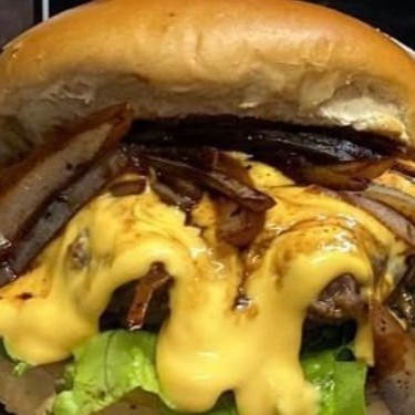 Pão Brioche, Alface, Ketchup, Maionese, Carne 150g, Cheddar e Cebola Shoyo.