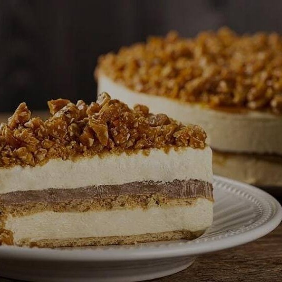 Delicie-se com a nossa irresistível 'Fatia de Torta Crocante', uma joia da categoria 'Sobremesas'. Este prato sofisticado é elaborado com um apaixonante doce de leite, enriquecido pela crocância única das castanhas de caju. A base é composta por um delicioso biscoito de maizena, delicadamente aromatizado com a exótica baunilha branca. Cada garfada promete uma experiência sensorial única, proporcionando um deleite além do esperado. Experimente e se apaixone por essa incrível criação!