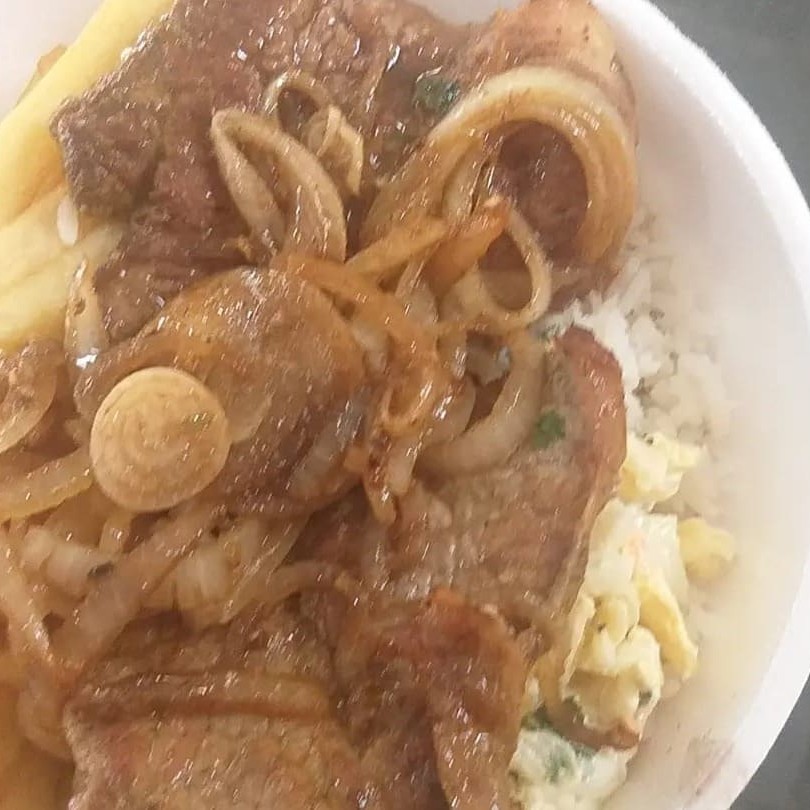 Bife de aproximadamente 160g ,bem temperado com temperos da vovó e alho ,  bemmmmmm suculento e acebolado , os acompanhamentos deixamos pela sua preferência