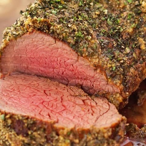 Saboreie 400g de escalopes de file mignon cobertos com barbecue e uma crosta crocante de ervas frescas, selados para manter a suculência. Acompanha arroz à piamontese cremoso e um charmoso brócolis crocante. Uma combinação perfeita de sabores e texturas para uma refeição deliciosa.