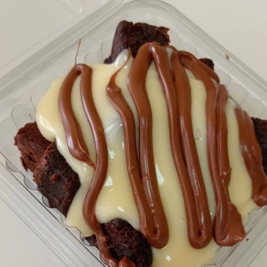 Pedacinhos de brownie molhadinhos, cobertos com brigadeiro cremoso de leite Ninho e Nutella pura. Aproximadamente 200gr.