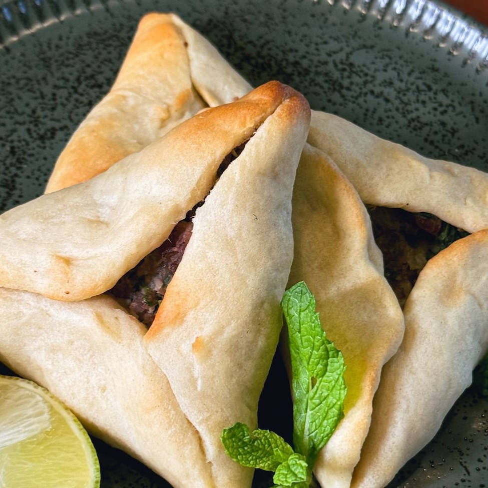 Deliciosa Esfiha de Carne Fechada com massa leve e macia, assada até atingir um dourado perfeito, recheada com uma combinação suculenta de carne bovina temperada com especiarias selecionadas. Ideal para saborear a qualquer momento do Dia, combinando tradição e sabor em cada mordida